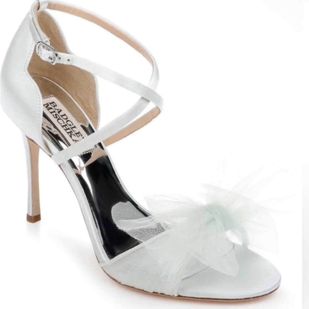 Badgley mischka
White Tessica Stiletto with Tulle bow detail
